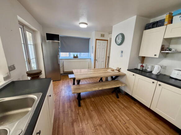 A Deceptively Spacious Property In A Popular Wigmore Location & No Chain! photo 4