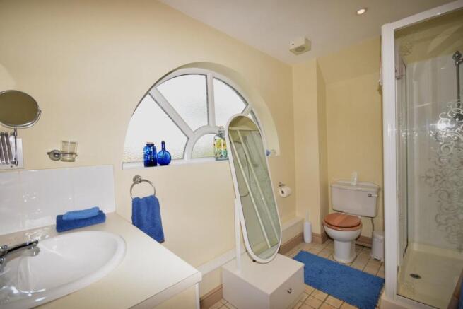 FAMILY SHOWER ROOM.JPG