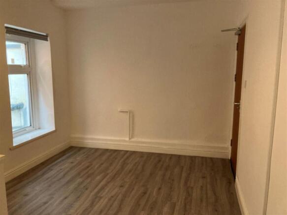 Flat 1, 95 Holton Road - living room.jpg