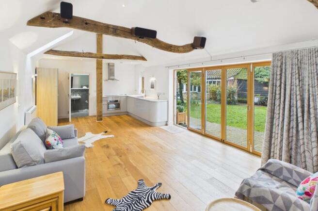 CAM02519G0-PR0380-STILL057