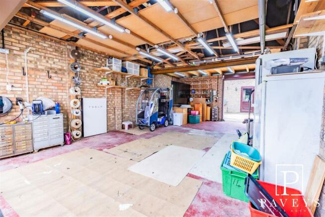 LARGE DOUBLE GARAGE