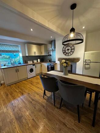 2 bed Terraced to rent Image 4