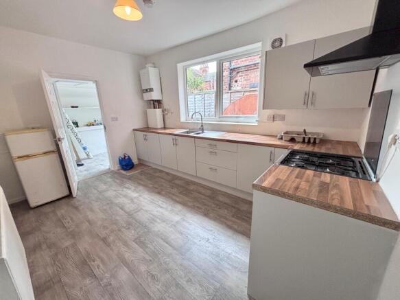 4 bed Semi-Detached to rent Image 8