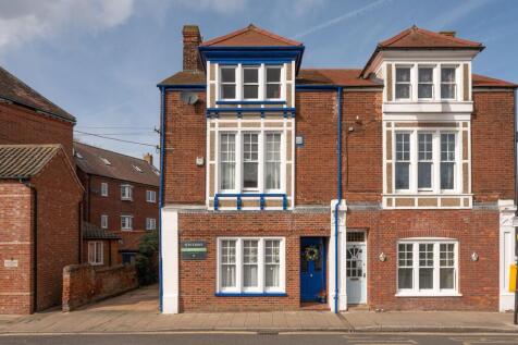 Characterful Family Home Moments from Overstrand’s Shoreline