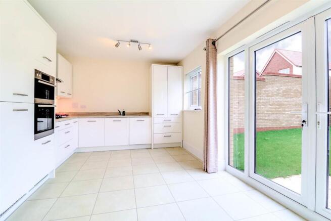 4-bed-house-leckhampton5.jpg