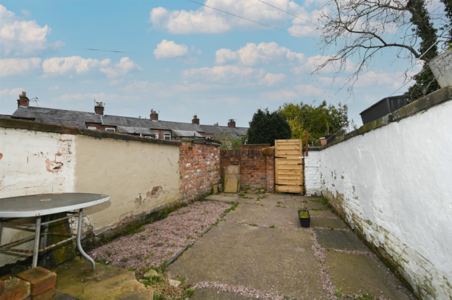 Enclosed private rear yard garden
