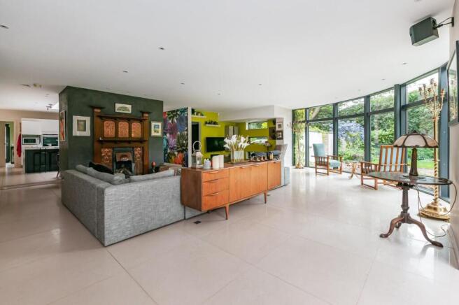 5 bed Detached for sale Image 4