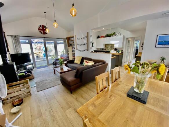 LIVING/DINING AREA