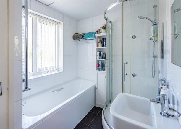 30 Goldthorn Avenue-bath.jpg