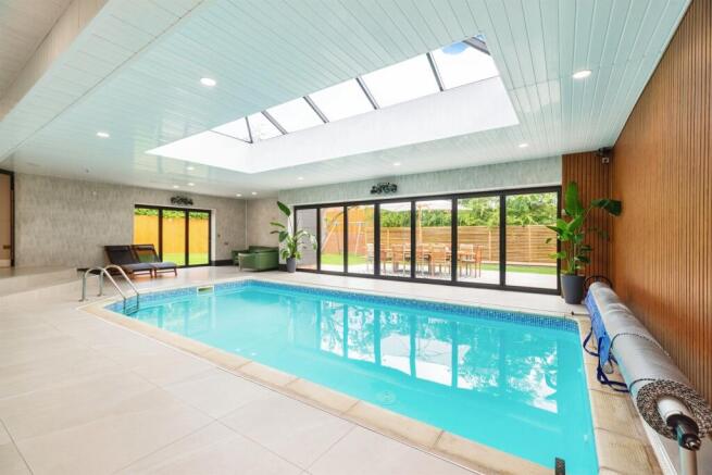 5 bed Detached for sale Image 9