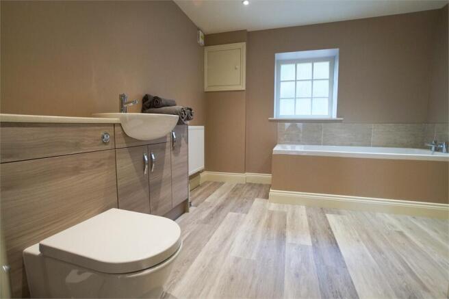 En-suite to master bedroom 