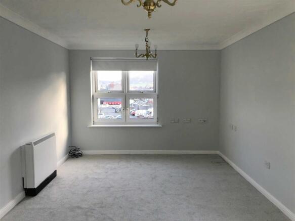 LOUNGE/DINING AREA