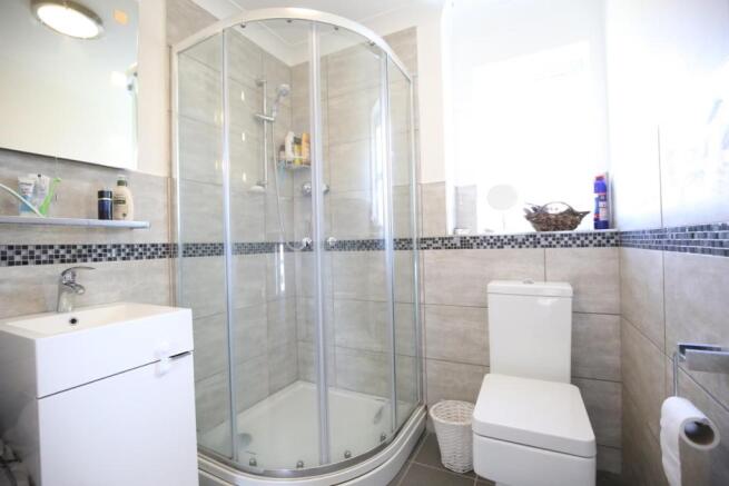 EN-SUITE SHOWER ROOM