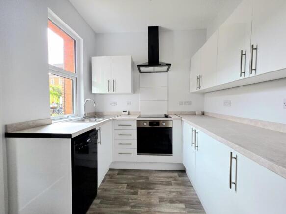 2 bed Terraced to rent Image 5