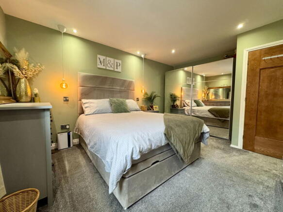 4 bed Detached for sale Image 11