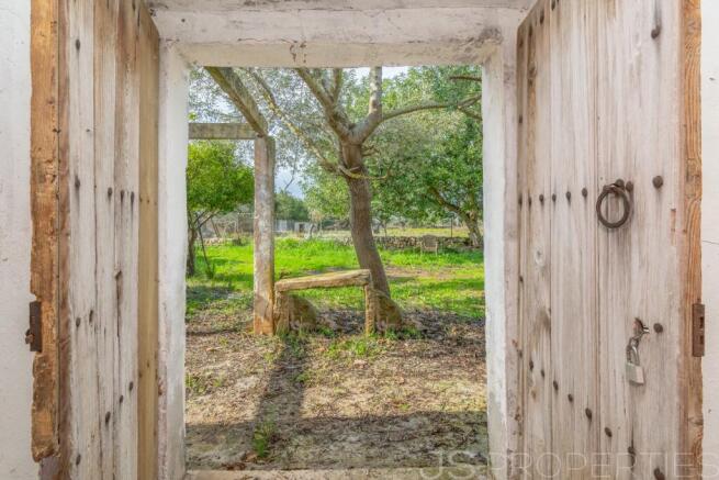 COUNTRY HOUSE WITH LAND
