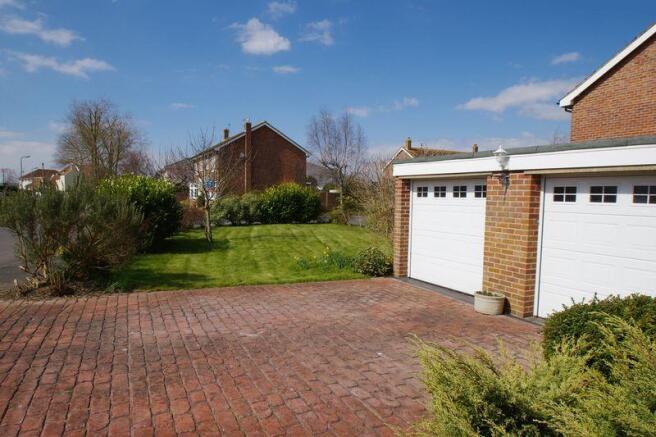 Drive/double garage