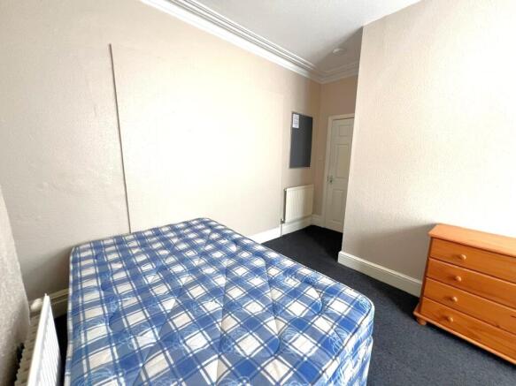 Neat single bedroom with a comfortable mattress...