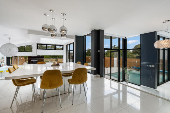 5 bed Detached for sale Image 9
