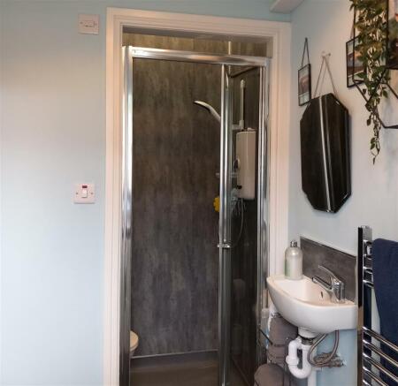 UTILITY/SHOWER ROOM
