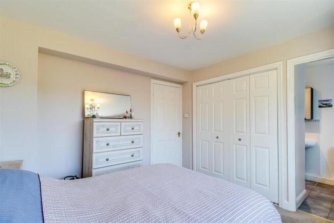 4 bed Detached for sale Image 8