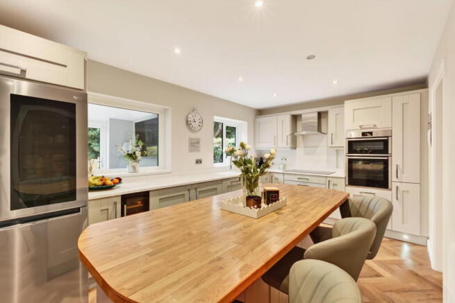 6 bed Detached for sale Image 12