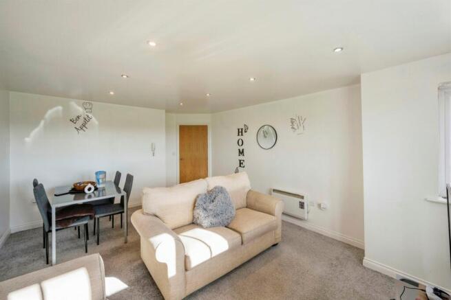 2 bed Apartment for sale Image 7