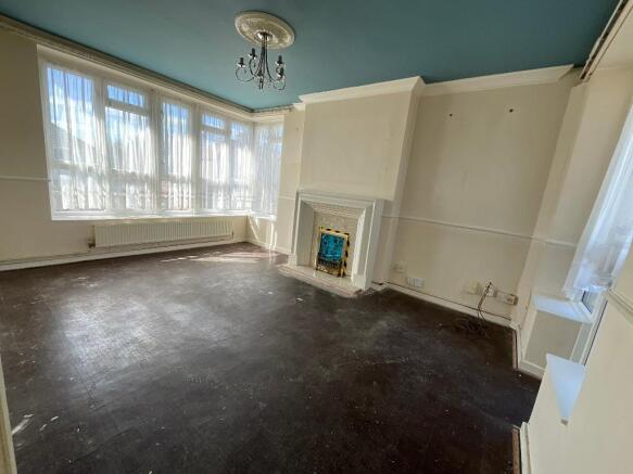 LIVING ROOM 14'1 x 13'