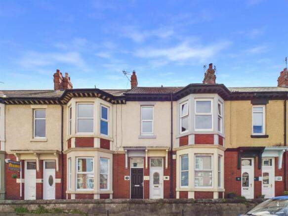 3-bed flat on Eskdale Terrace, Cullercoats, £210,000