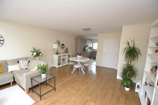 LOUNGE / DINING ROOM
