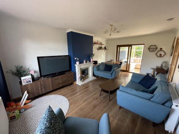Lounge/Dining ...