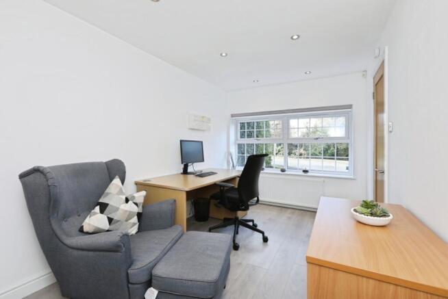 5 bed Detached for sale Image 9
