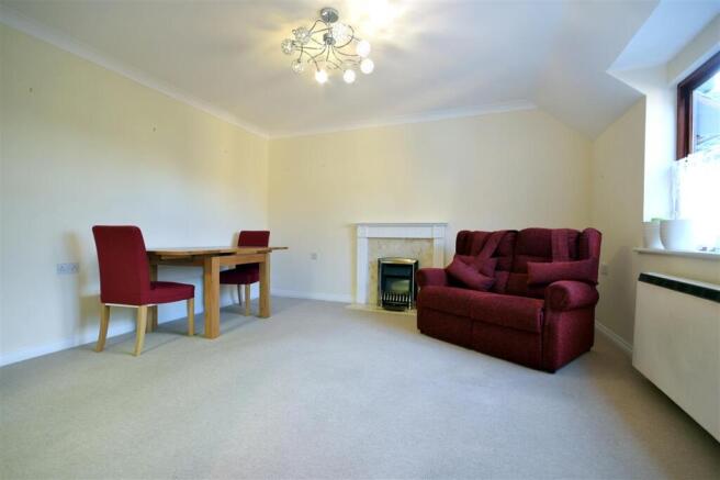 LOUNGE / DINING ROOM