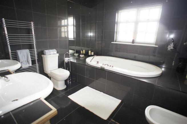 FAMILY BATHROOM/WC