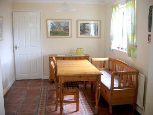 diner to kitchen