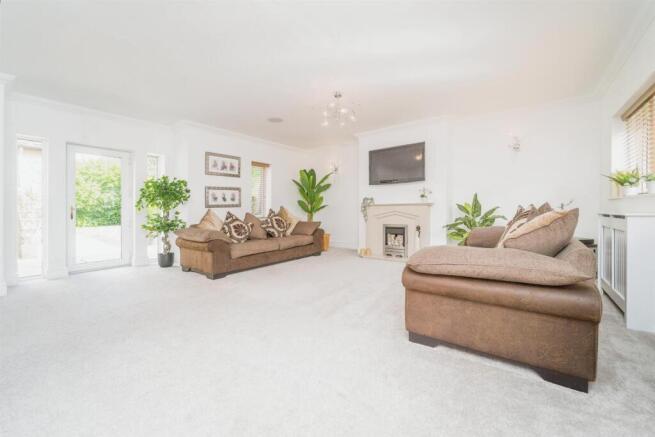 5 bed Detached for sale Image 12