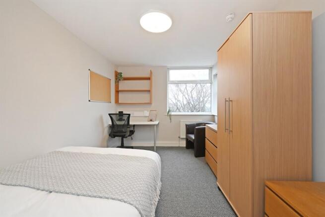 3 bed Apartment to rent Image 5