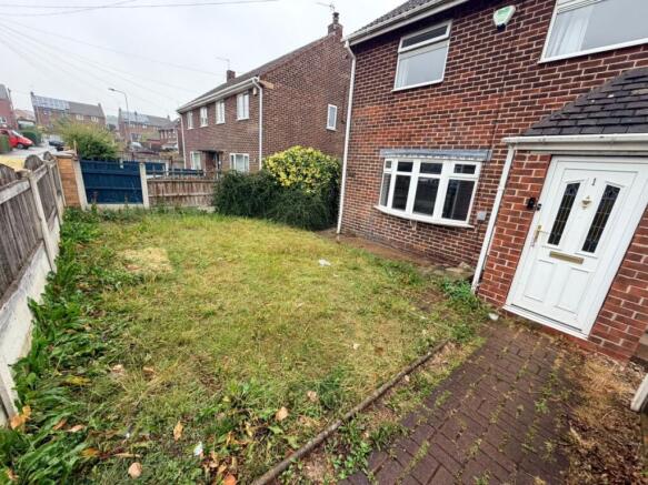 3 bed Semi-Detached to rent Image 2