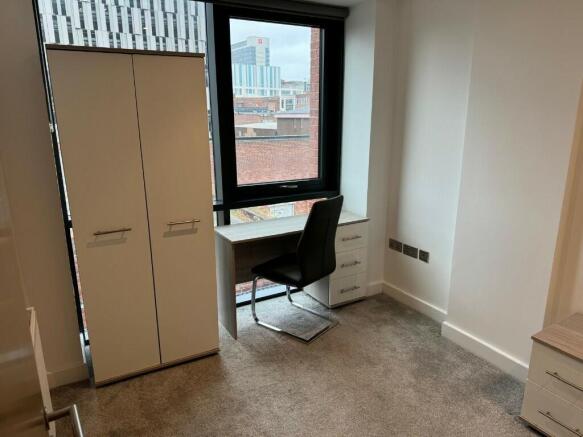 2 bed Penthouse to rent Image 9