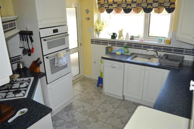 FITTED KITCHEN