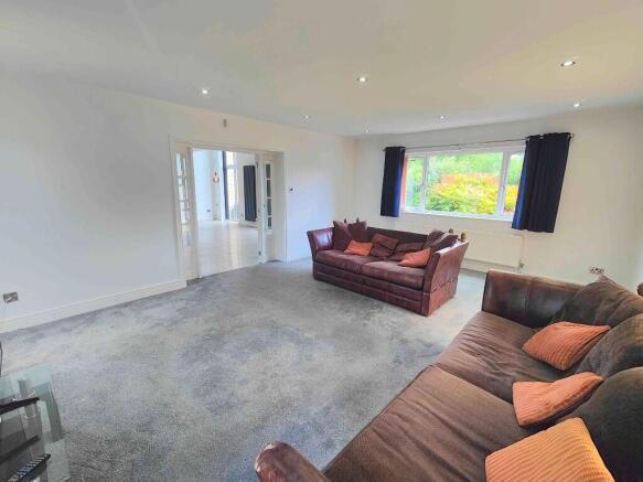 5 bed Detached for sale Image 11