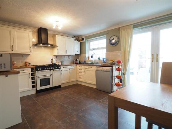 Spacious Dining Kitchen 154