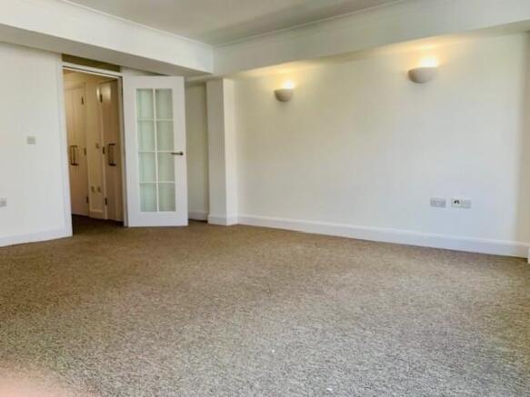 10c St Margarets Lounge 2 2024.jpg