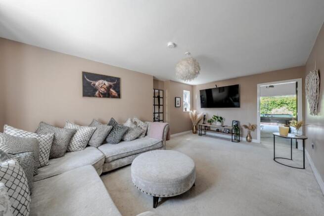 5 bed Detached for sale Image 4