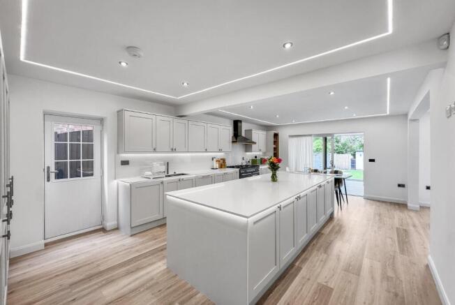 Carlton Road, Hale photo 4