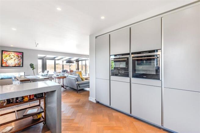 3 bed Apartment to rent Image 6