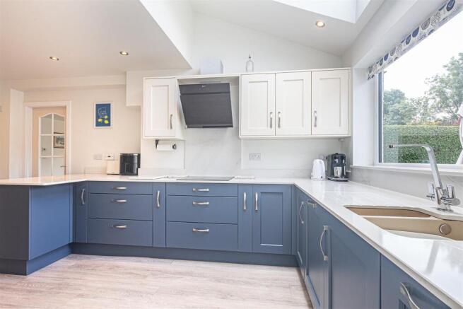 4 bed Detached for sale Image 5