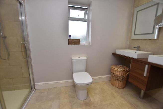 EN-SUITE SHOWER ROOM