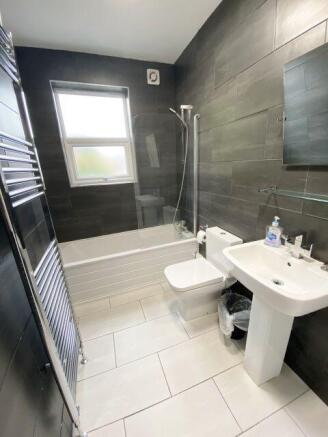 3 bed House Share to rent Image 4
