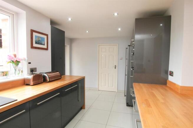 BEAUTIFUL L SHAPED OPEN PLAN LIVING/ DINING/ KITCH